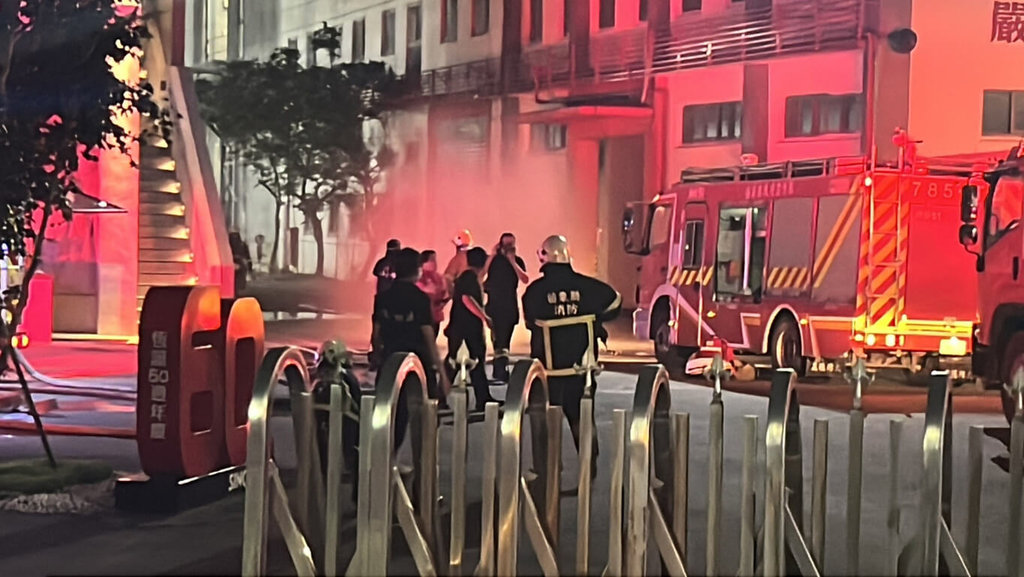 苗栗縣頭份市恆誼化工廠5日晚間發生硫化氫外洩，消防局獲報立即出動人車到場救援，6名員工身體不適，其中1人陷入昏迷，救護人員迅速將患者送醫。 圖/中央社（讀者提供）