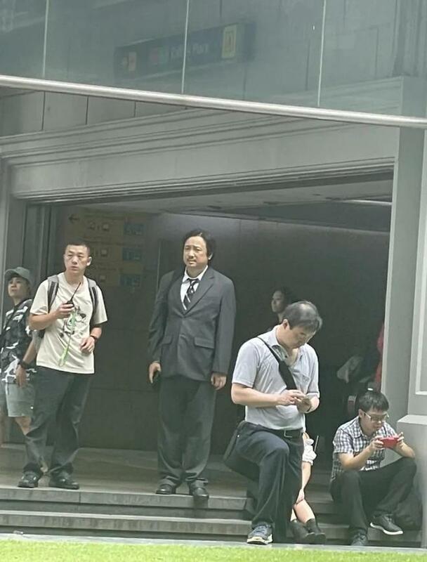 徐崢於 4 月 19 日被網友拍到，身處於新加坡某捷運站出口。 圖：翻攝自陸媒《網易新聞》