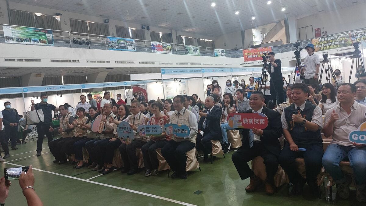 由台南市政府及教育部國教署邀請大台南地區高中職學生團體參與就業博覽會，並分別為無法到場的學子、師長與家長提供「天賦探索工作坊」和「解放技職想像講座」的線上直播。 圖：翻攝自台積電慈善基金會