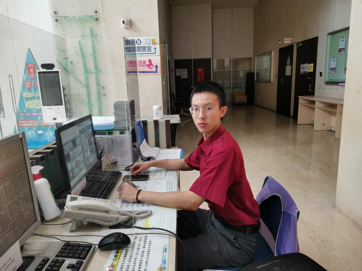 新北市消防局特搜大隊南雅分隊替代役周宏秝代表中華隊赴南非參加冰球3級A組世錦賽，奪得16年以來首面成人代表隊金牌。 圖：新北市消防局/提供