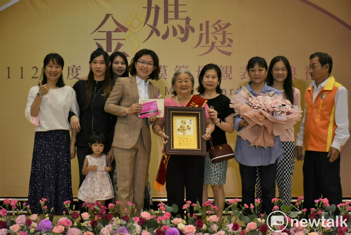 周佳琪(前排左一)親自表揚模範母親。 圖：孫家銘/攝