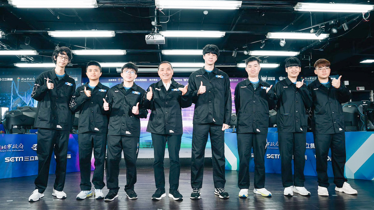 《英雄聯盟》職業電競戰隊「Deep Cross Gaming」擔任活動大使，致贈戰袍予侯友宜。 圖：新北市經發局/提供