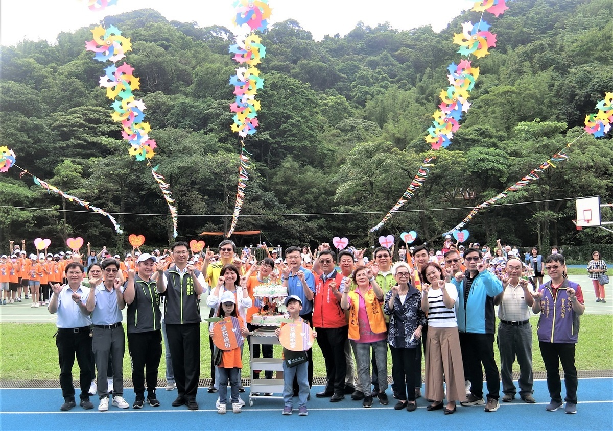 教育局長張明文（中間藍衣）到場與歷屆校友、地方耆老以及社區民眾一起祝賀瑞柑國小生日快樂。 圖：新北市教育局/提供