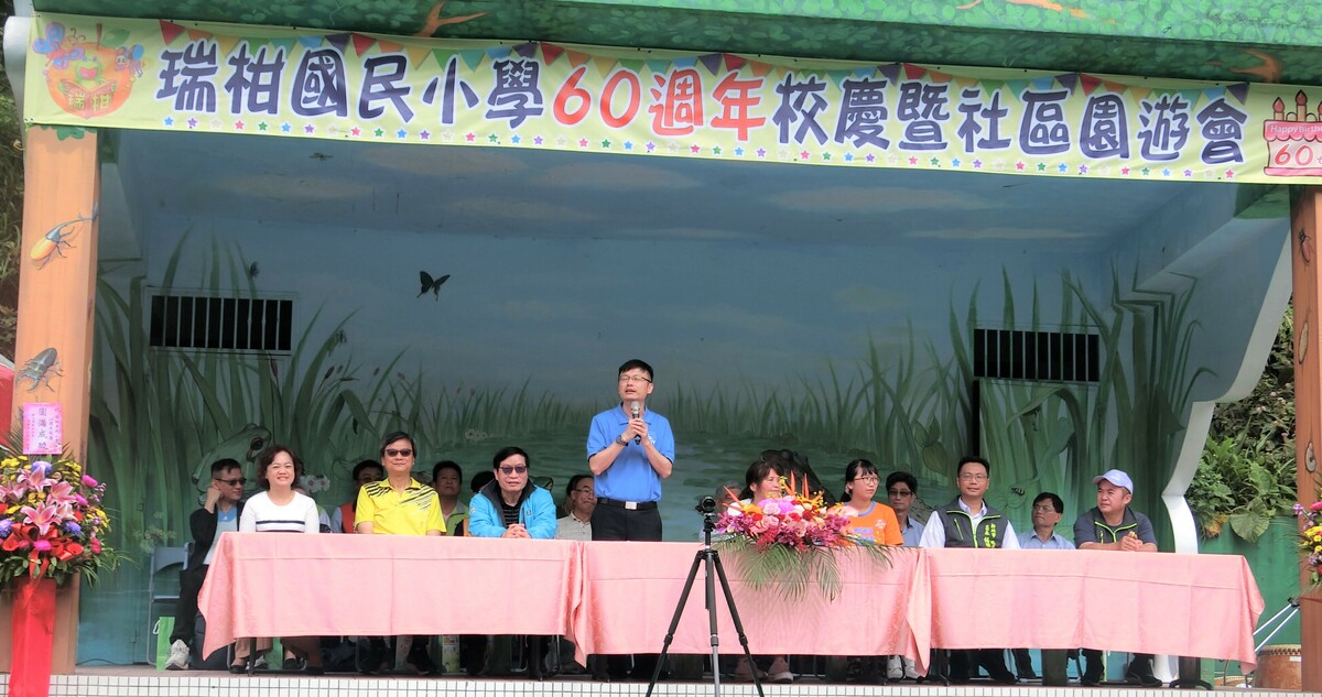 教育局長張明文（站立者）表示，近五年市府補助學校超過2200萬元，改善校園環境，提供學生優質學習場域。 圖：新北市教育局/提供