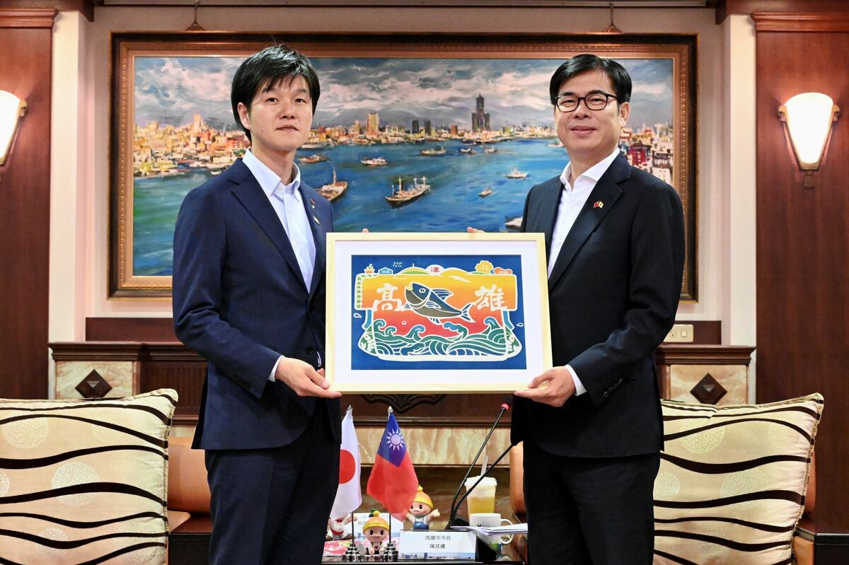 陳其邁(右)致贈大漁旗予鈴木憲和。 圖：高雄市行政暨國際處/提供