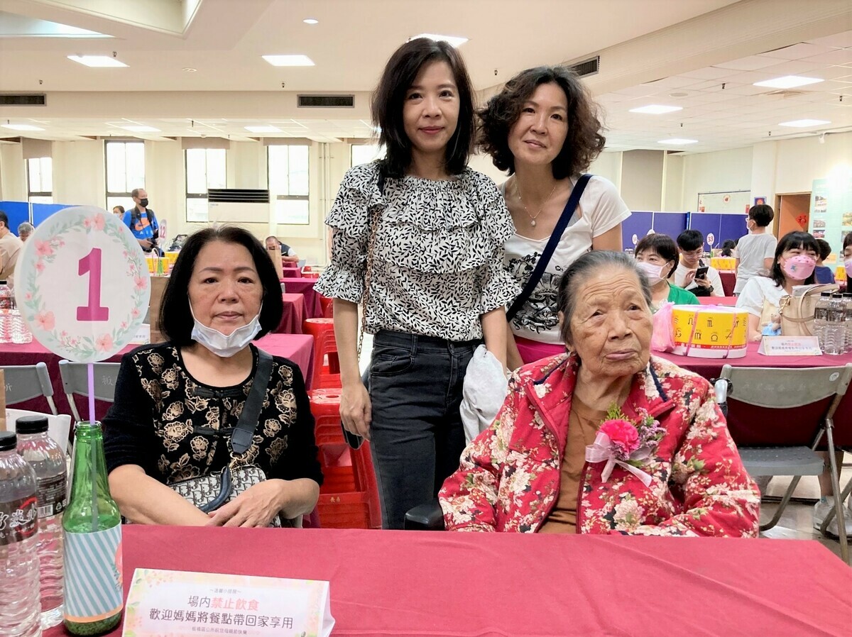 市級模範母親-劉玉純媽媽與家人現場合影。 圖：板橋區公所/提供
