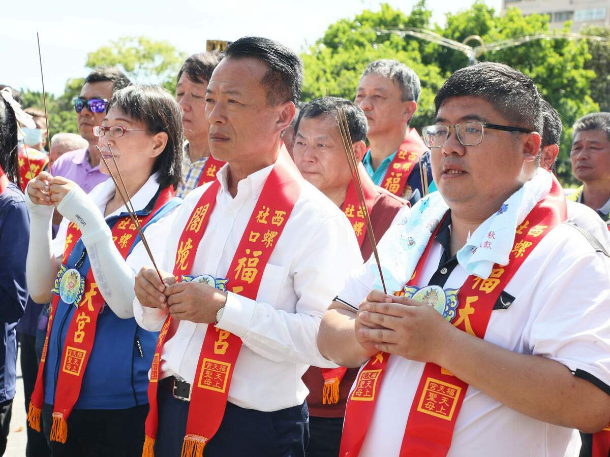 嘉義縣長翁章梁等地方人士6日在朴子市迎接西螺福天宮社口媽回配天宮娘家謁祖。 圖：嘉義縣政府/提供