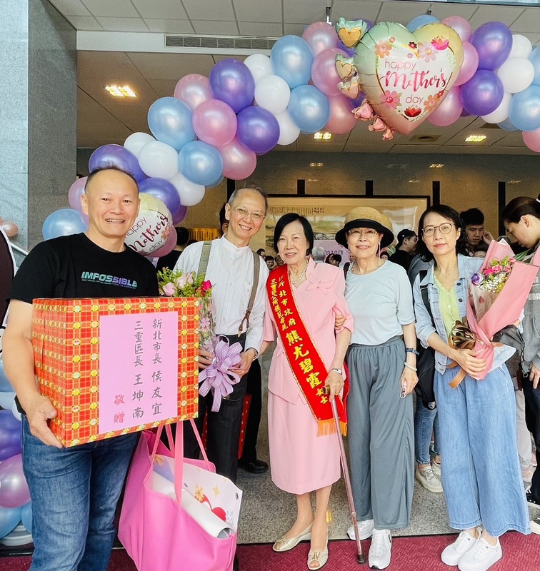 最年長之模範母親為90歲熊尤碧霞女士(左三)。 圖：三重區公所/提供