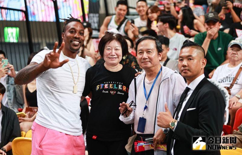 ▲魔獸Dwight Howard（左一）來到PLG富邦勇士和17鋼鐵人之戰，賽前和林書的父母一起開心合照。（圖／記者葉政勳攝 , 2023.05.06）