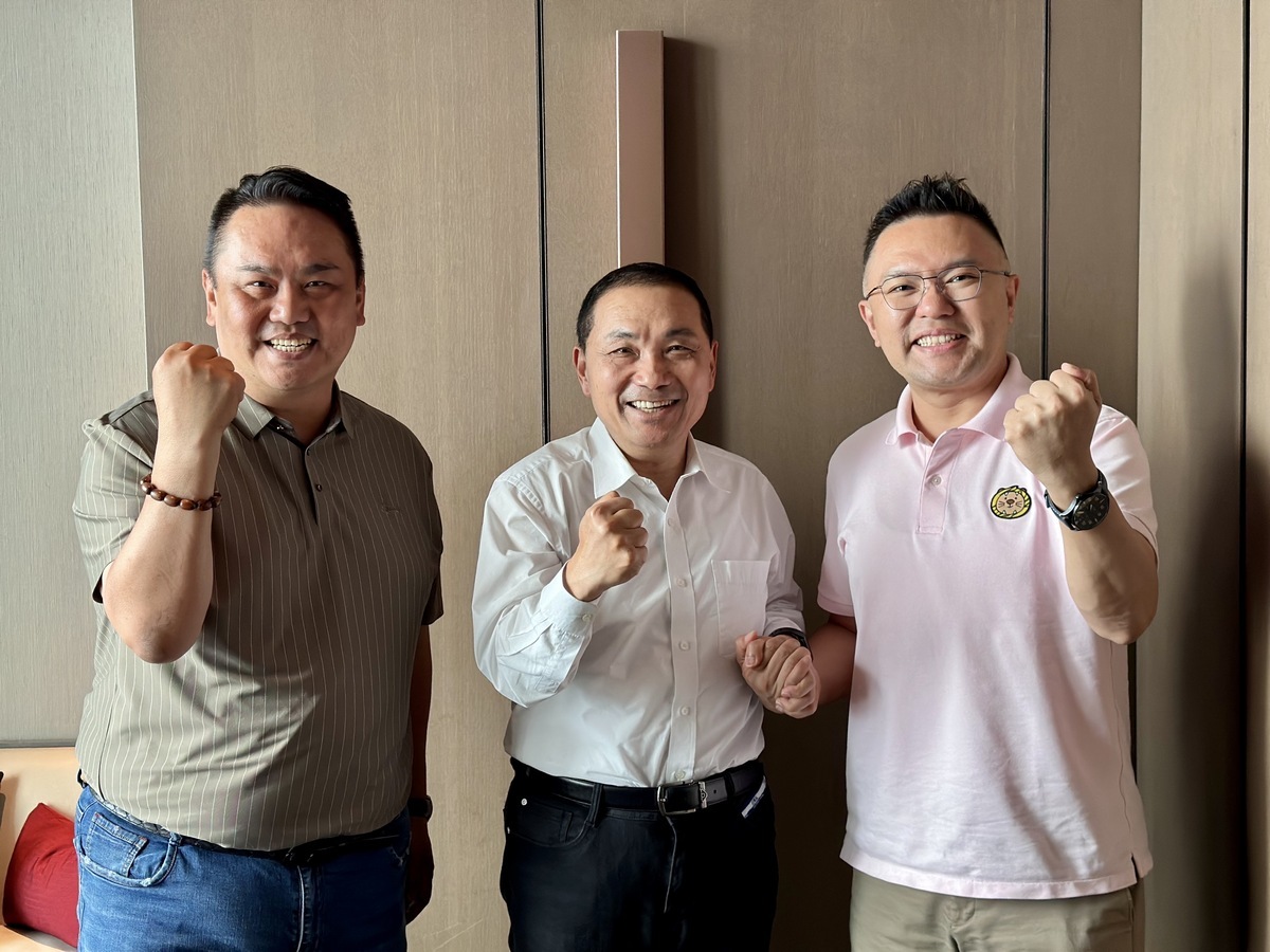 新北市長侯友宜 (中) 協調張斯綱(右)與陳重文(左)，由張斯綱代表國民黨出馬競選北投士林立委。侯友宜多次出手喬黨內立委初選，被外界封為新喬王。 圖 : 翻攝自張斯綱臉書