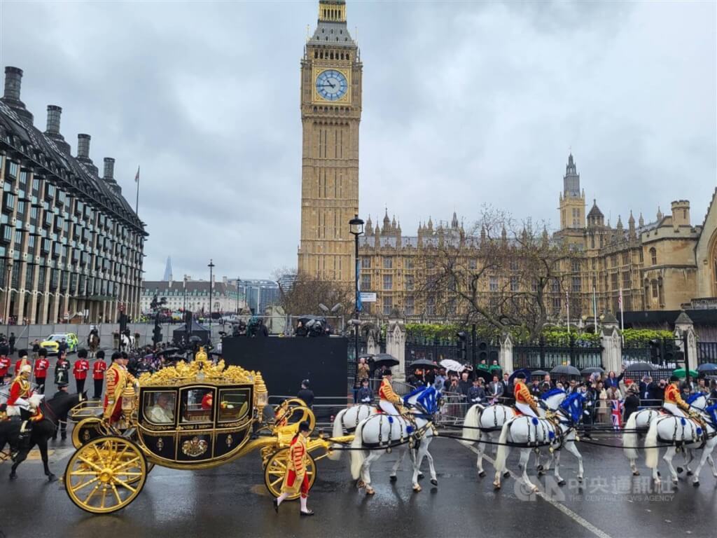 英國國王查爾斯三世加冕典禮6日舉行，儀式登場前，查爾斯三世和卡蜜拉王后乘坐「鑽石禧馬車」離開白金漢宮進行「國王遊行」，前往西敏寺參加加冕典禮。 圖：中央社提供
