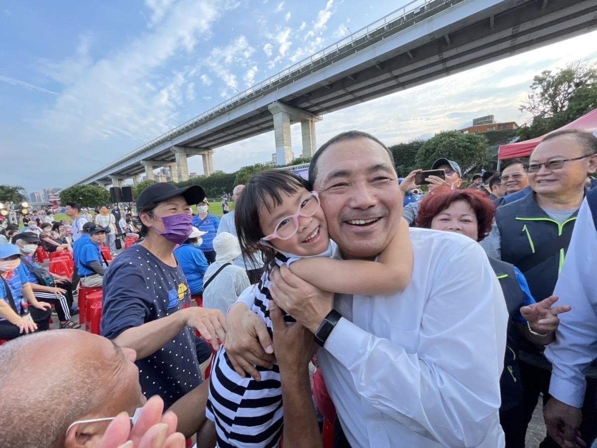 市長侯友宜到現場一起逛蝶戀季，並與民眾互動。 圖：新北市高灘地工程管理處提供