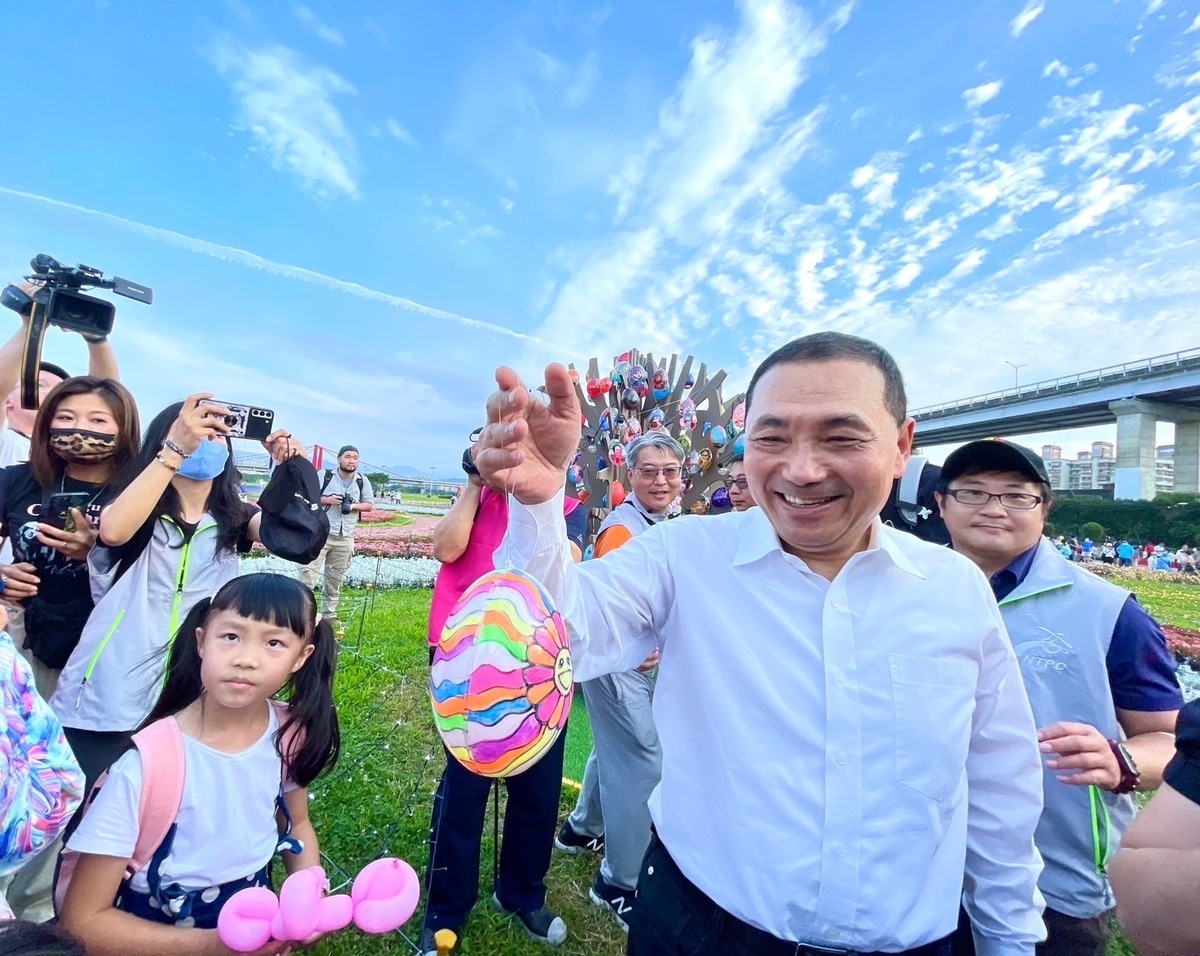 2023新北河濱蝶戀季「盛夏光蝶」生命之樹彩蛋創作。 圖：新北市高灘地工程管理處提供