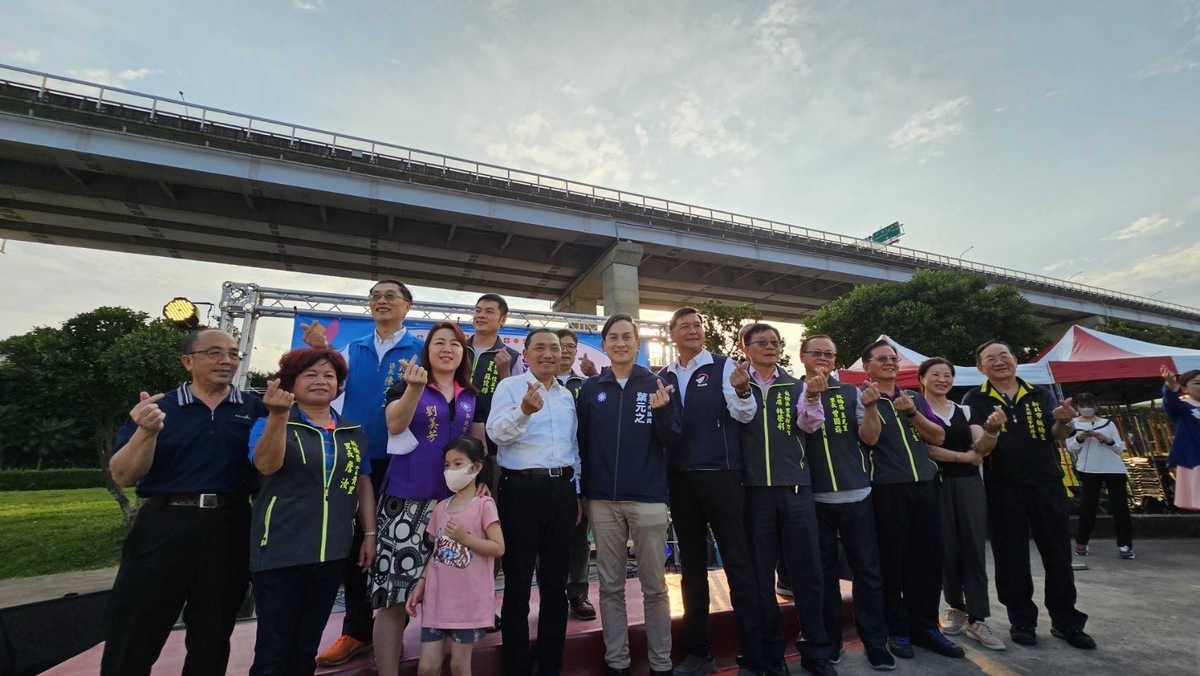 新北市長侯友宜與市議員、里長及民眾同樂。 圖：新北市高灘地工程管理處提供