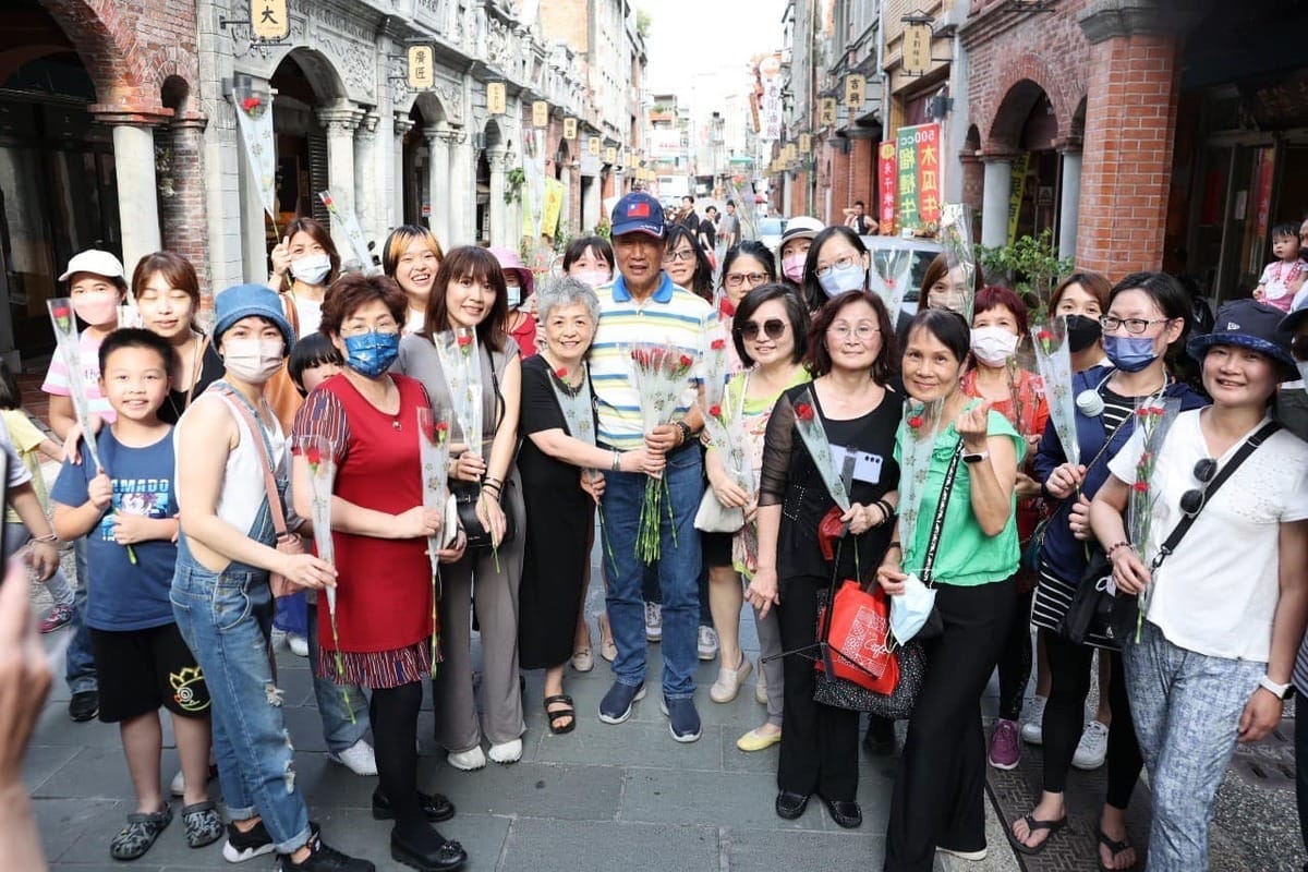 郭台銘6日下午走訪大溪老街，分送康乃馨給婆婆媽媽。 圖：翻攝郭台銘臉書