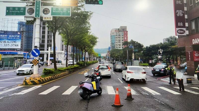 前立委鄭寶清妻子於桃園區三民路二段、民生路口發生車禍導致骨折，警方在現場處理。 圖：警方提供