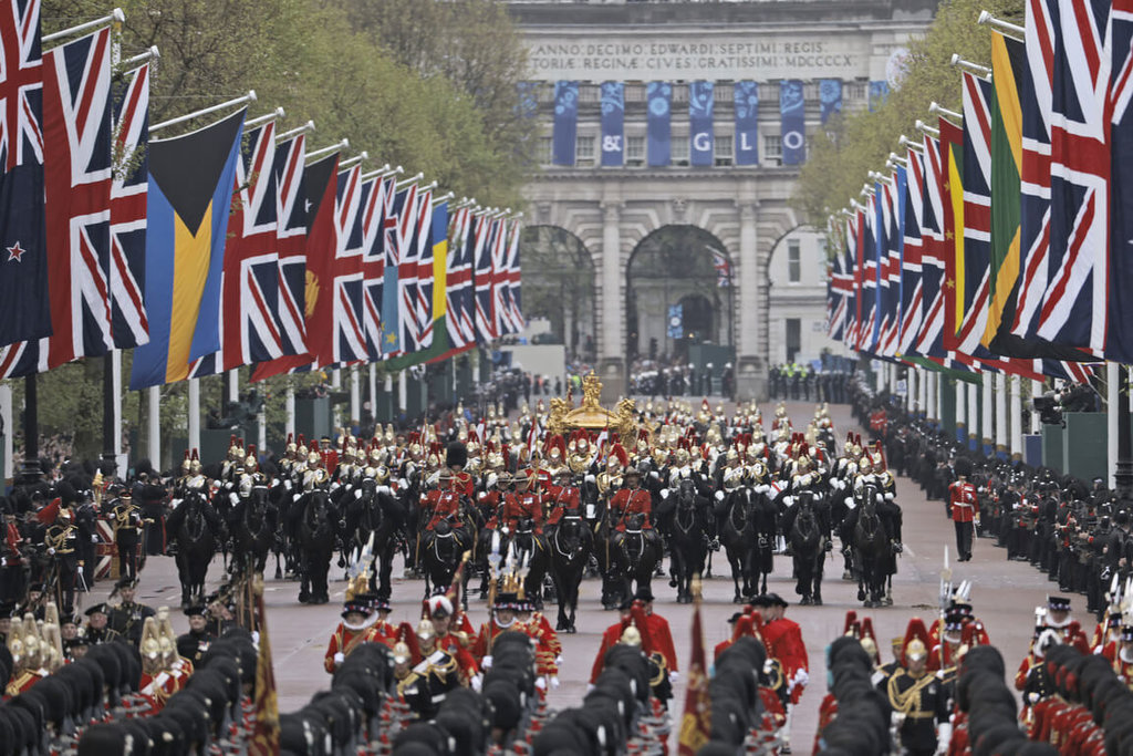 英王查爾斯三世6日加冕，英國及其海外領地與來自33個大英國協成員國總計逾萬名軍員冒雨執行慶典任務，陣容為70年來僅見。 圖片來源:英國國防部