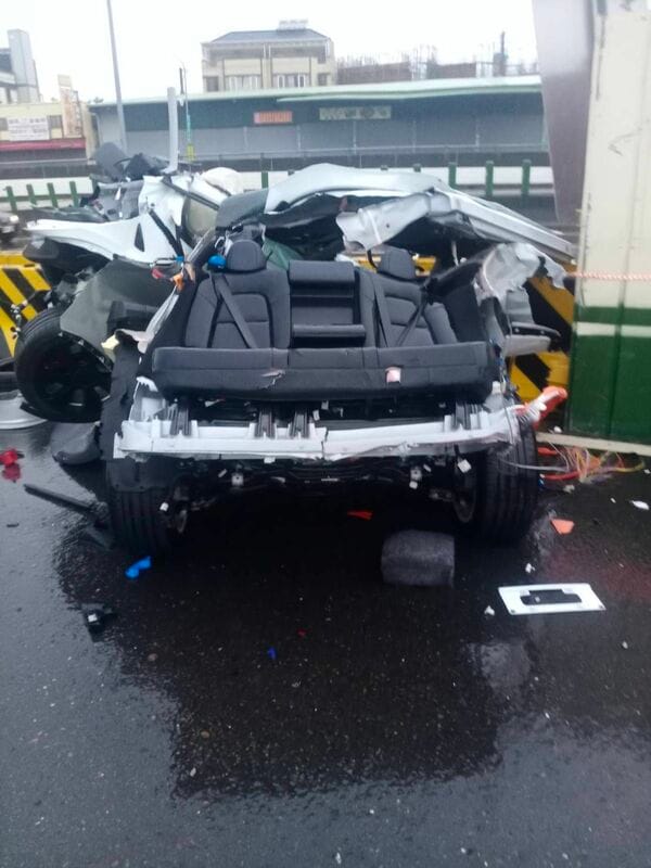 7日清晨5時許，台中74快速道路發生重大車禍，一台轎車疑自撞護欄，車頭、車身嚴重毀損，車上2名男子無生命跡象，送醫後宣告不治。 圖片來源／記者爆料網