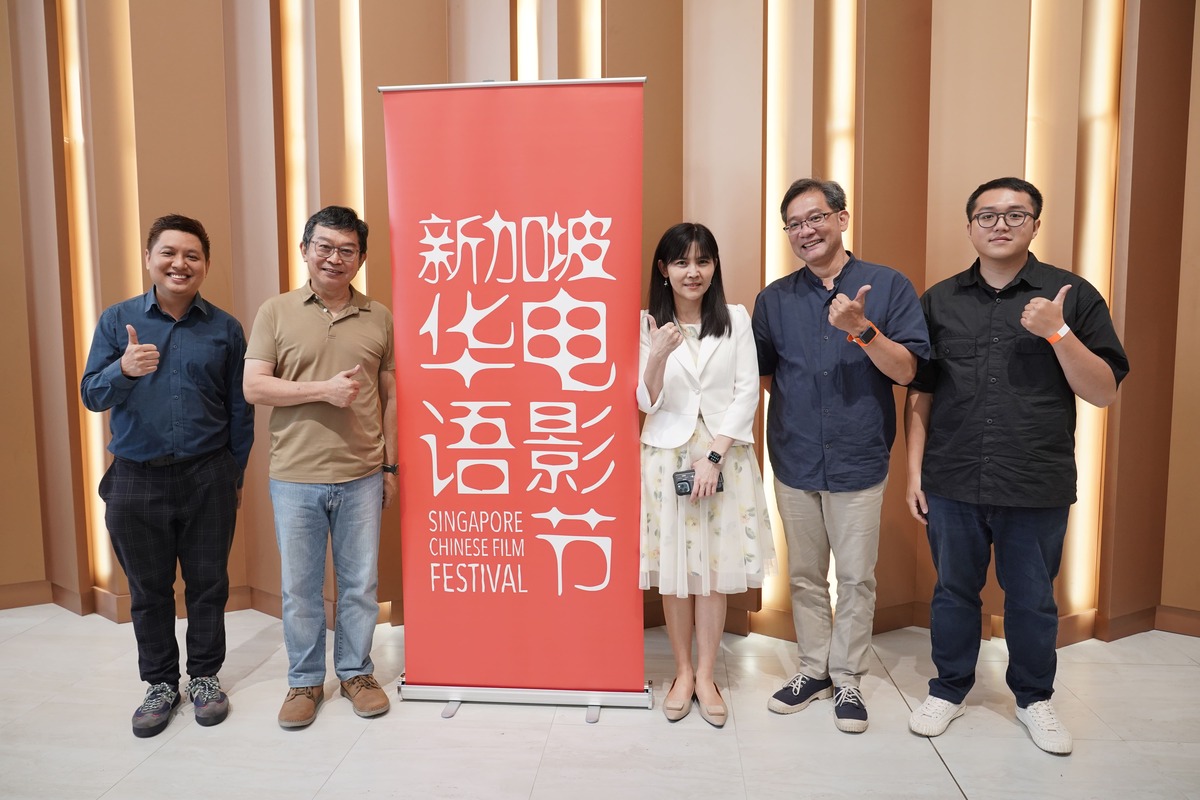新加坡華語電影節座談主持人明永昌（左起)、策展人符詩專、新北市政府新聞局長張愛晶、導演張緯誌及張弘榤合影。 圖：新北市新聞局提供
