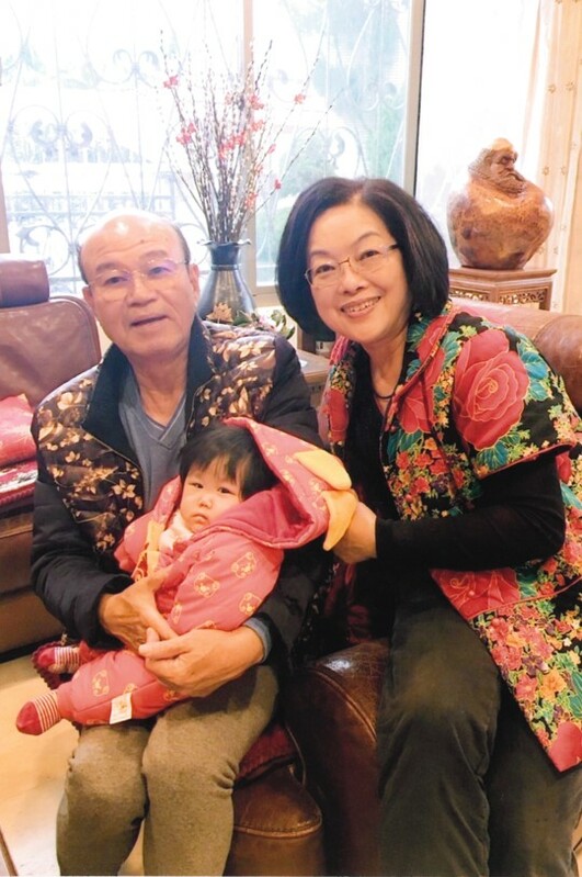 淡水模範母親曾瑞蓮女士(右1)。 圖：淡水區公所提供