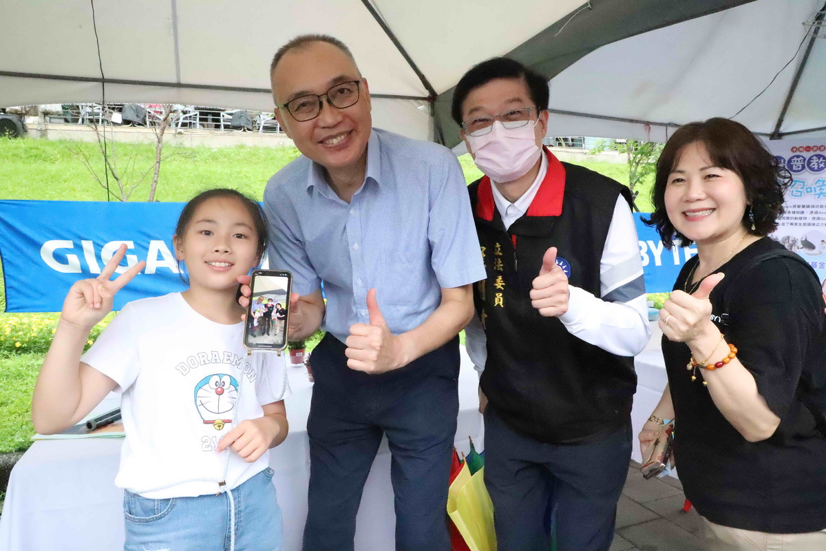 副市長謝政達 (左2)、立委羅明才 (右二)在技嘉教育基金會AR攤位體驗。 圖：新北市教育局提供