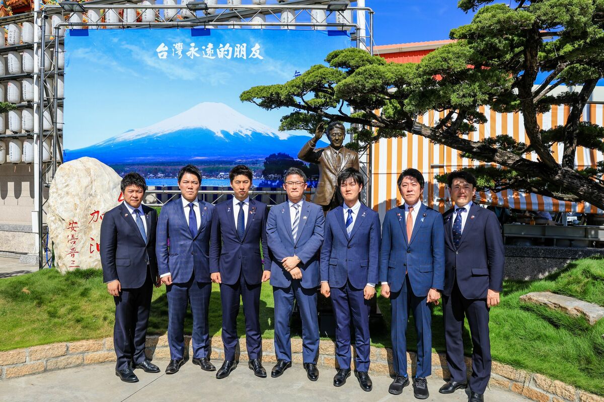 自民黨青年局訪團在安倍銅像前合影。 圖：高雄市行政暨國際處/提供