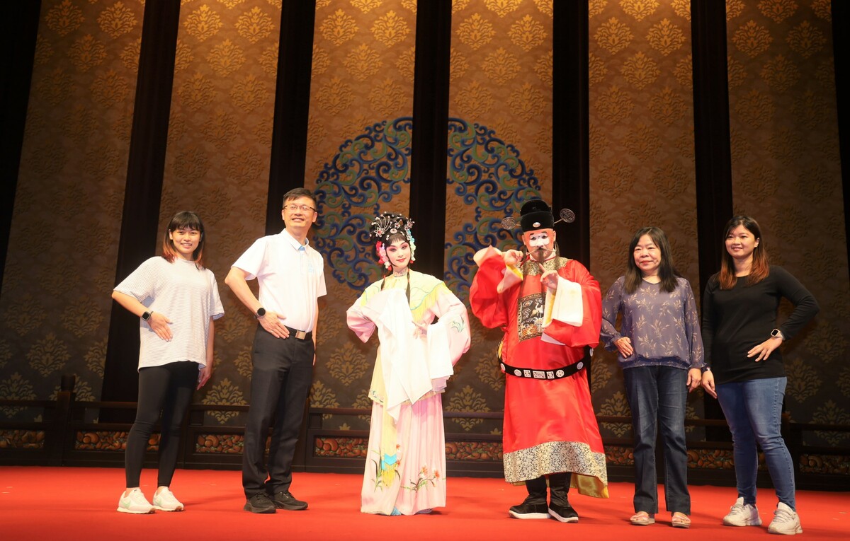 教育局長張明文(左2)、社會局副局長吳淑芳(右2)與京劇演員及教保服務人員合照。 圖：新北市教育局提供