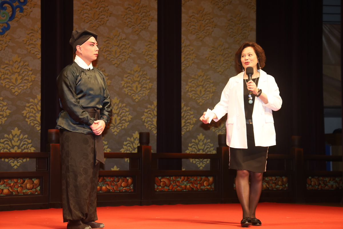 國光劇團主持人介紹京劇與生活美學習息息相關，由團員示範各種生活情境，教保服務人員可藉此融入教學。 圖：新北市教育局提供