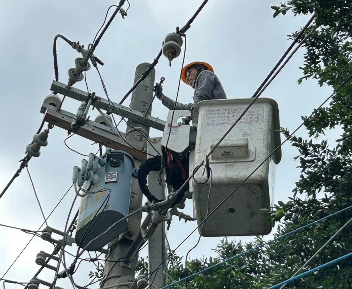 台電召回員工全力搶修。 圖：台電高雄區處提供