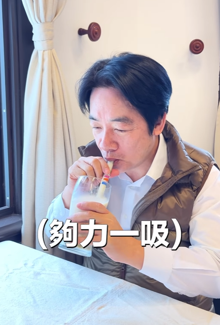 賴清德在 4 月 30 日「國際珍奶日」於社群軟體 PO 出在車上喝珍奶的影片，稱自己都喝全糖。 圖: 翻攝自賴清德Instagram