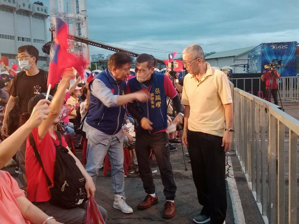 前立委張顯耀(右三)也到場力挺郭台銘。 圖：孫冢銘攝