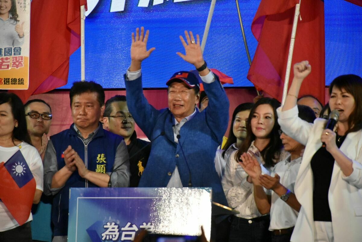 郭台銘選在高雄鳳山舉辦首場大型造勢，指控蔡英文總統「曾派代表要求不能買疫苗」。 圖：孫家銘攝