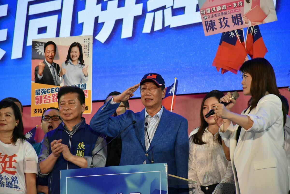 郭台銘招牌的舉手敬禮。 圖：孫家銘攝