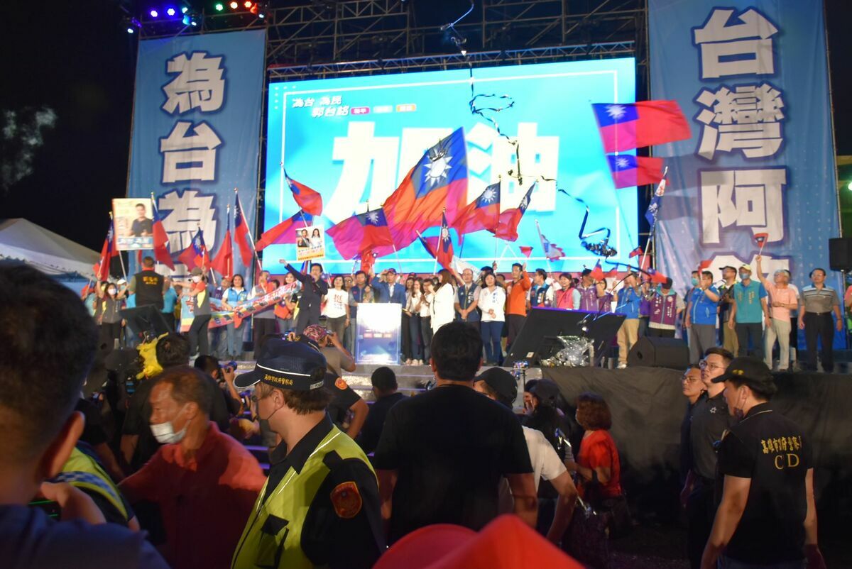 台上在地政治人物營造大團結氣氛。 圖：孫家銘攝