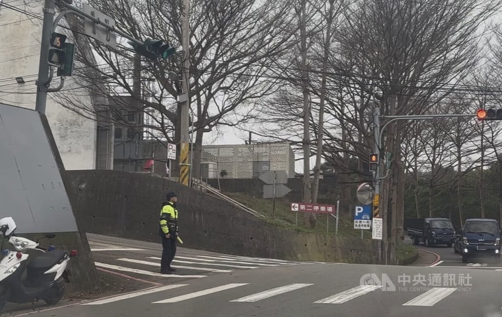 前台北市長柯文哲涉京華城等案遭羈押，其父柯承發日前辭世，10日在新竹舉行告別式，新竹市警察局派出多名警力到場協助交管、維安。中央社記者郭宣彣攝 114年3月10日