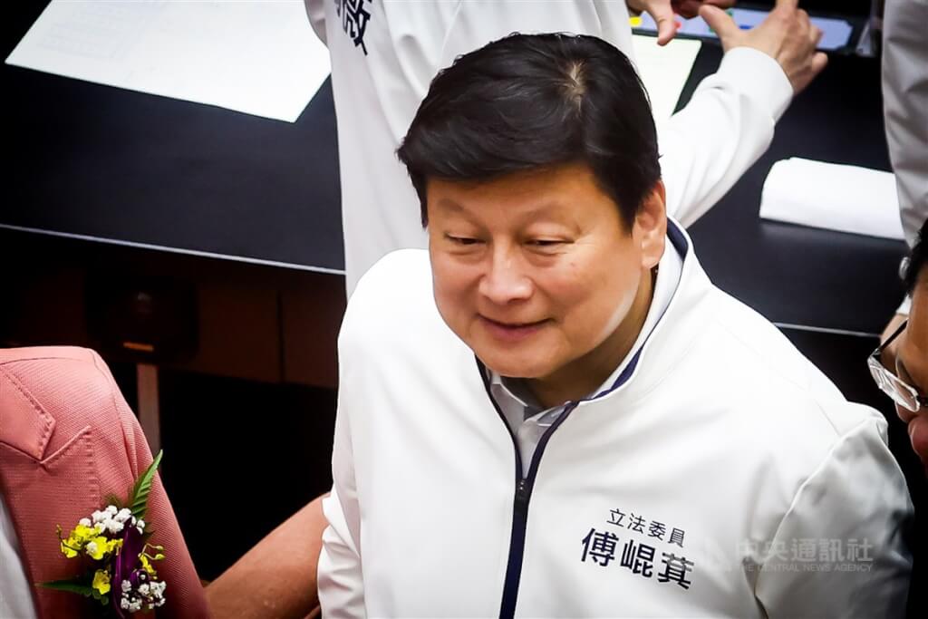 立法院會14日邀請行政院長卓榮泰進行施政報告並備詢，國民黨立法院黨團總召傅崐萁（圖）現身議場與各黨派立委互動。中央社記者王騰毅攝 114年3月14日