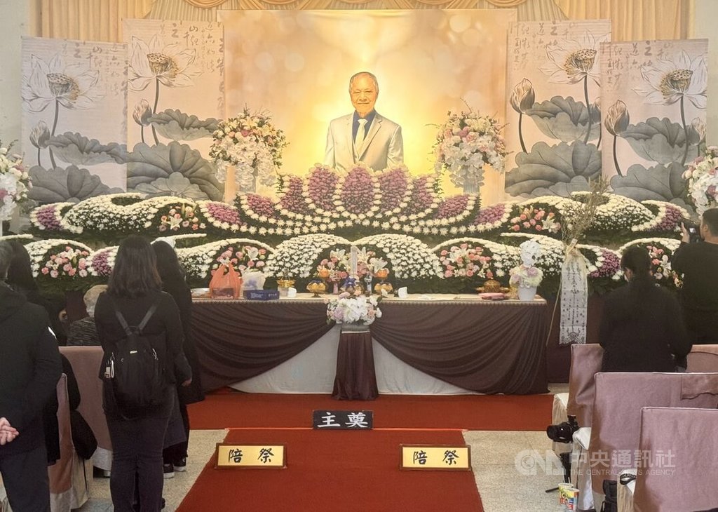 國民黨立法院黨團總召傅崐萁（前中）14日中午在立法院康園出席餐敘，由於遭名嘴溫朗東告發送競選小物涉反滲透法，現場大批媒體堵訪。中央社記者吳家昇攝 114年3月14日