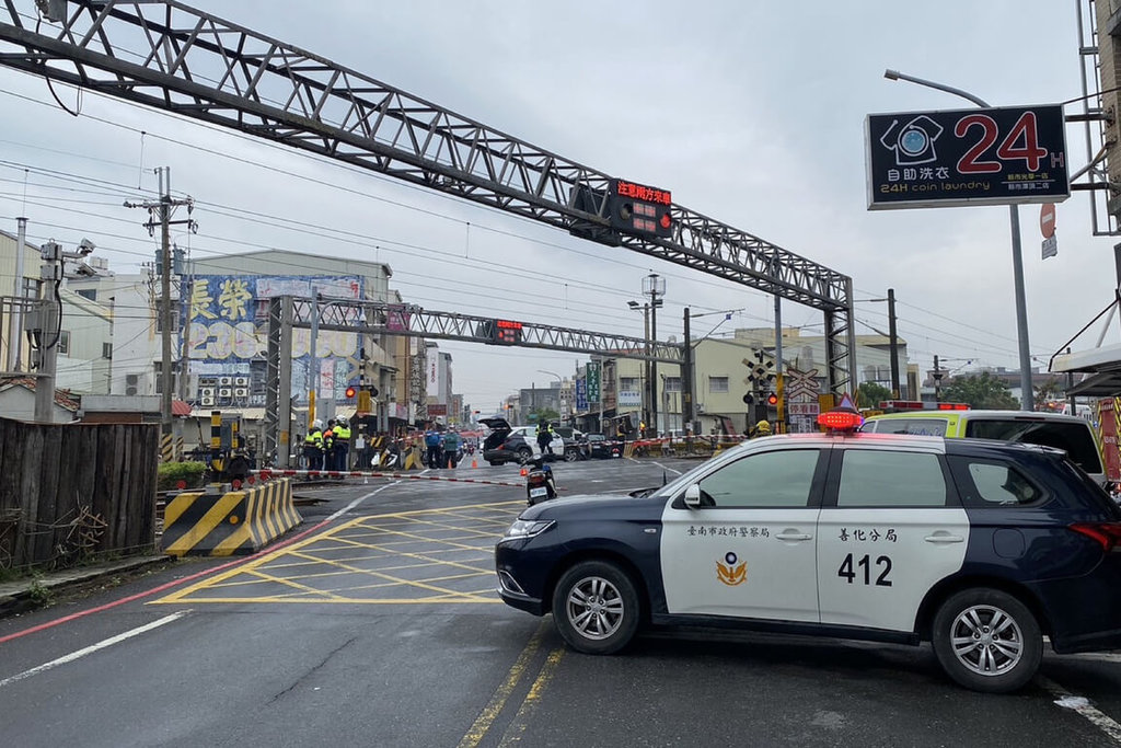 台鐵南下107車次普悠瑪號列車18日上午行經台南新市區光華街平交道時，撞擊闖入軌道區的男子，消防人員到場時發現男子倒臥鐵軌，已明顯死亡未送醫。警方在現場進行交通管制。（讀者提供）中央社記者楊思瑞台南傳真  114年3月18日