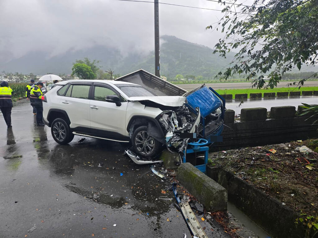 花蓮60歲許姓男子駕駛小貨車18日行經鳳林鎮中正路2段一處鄉間路口時，與54歲黃姓女子駕駛的自小客車發生碰撞，小貨車車頭摔入圳溝，白色自小客車車頭也嚴重毀損。（民眾提供）中央社記者張祈傳真  114年3月18日