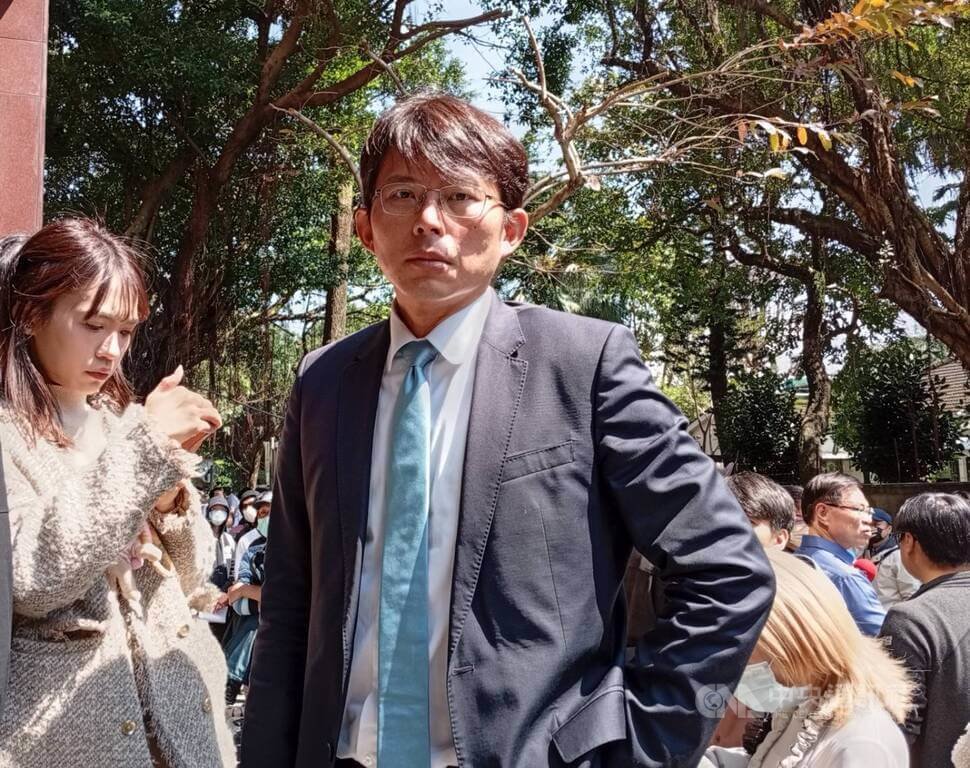台北地方法院審理京華城及政治獻金案，20日再度開庭，首度提訊前台北市長柯文哲。民眾黨立委黃國昌（前）下午1時許到場排隊旁聽證候補。中央社記者謝幸恩攝  114年3月20日