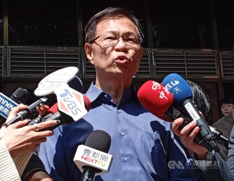 台北地方法院審理京華城及政治獻金案，20日再度開庭，首度提訊前台北市長柯文哲。民眾黨立委張啓楷（圖）下午1時許到北院門口排隊旁聽證候補，他接受媒體訪問時說，柯文哲延押與否，支持者與黨公職高度關注。中央社記者謝幸恩攝  114年3月20日