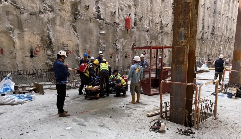 台中市北屯區一處建案工地24日下午發生工安意外，1名工人不慎自1樓失足墜落地下3樓，頭部創傷、緊急送醫。（民眾提供）中央社記者趙麗妍傳真  114年3月24日