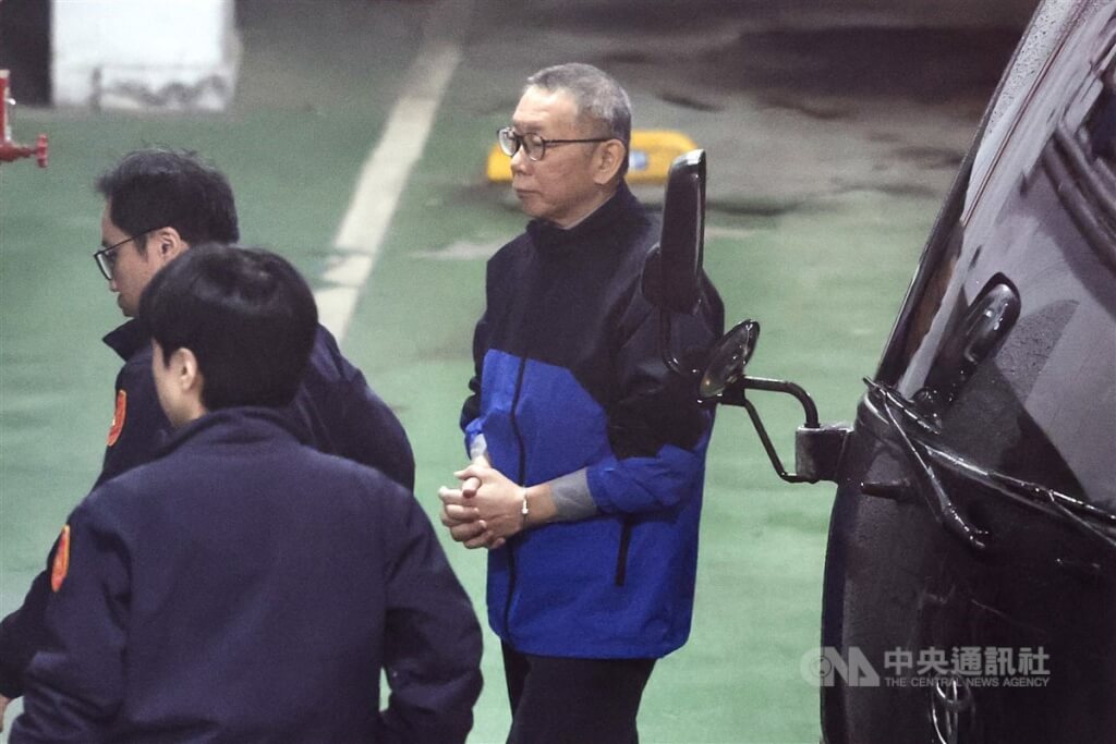 民眾黨前主席柯文哲（右）29日晚間9時55分戒護外醫。圖為柯文哲去年12月接受提訊。（中央社檔案照片）