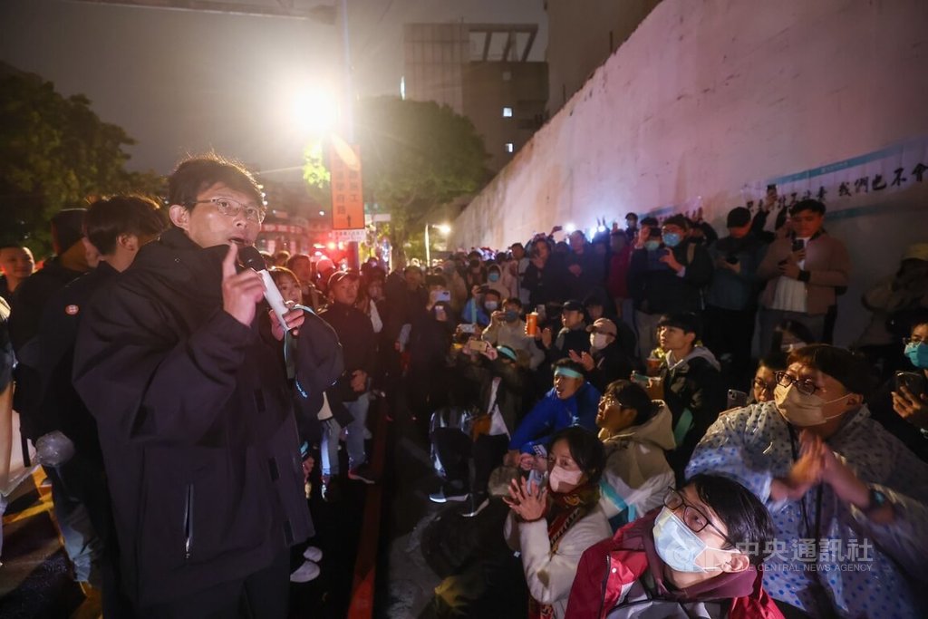 台灣民眾黨主席黃國昌（前左）29日傍晚起在台北看守所外靜坐，現場陸續聚集不少支持者。晚間近10時，柯文哲身體不適安排戒護外醫，消息傳出，黃國昌也向群眾喊話，希望大家早點回家休息。中央社記者王騰毅攝  114年3月29日