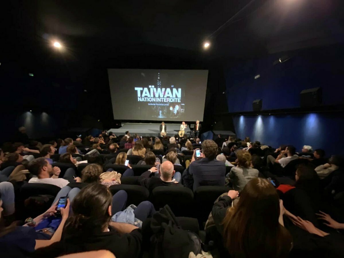 法國紀錄片「台灣：禁忌之國」在巴黎當地時間6日舉行首映會，座無虛席。 圖：翻攝自駐法代表處推特