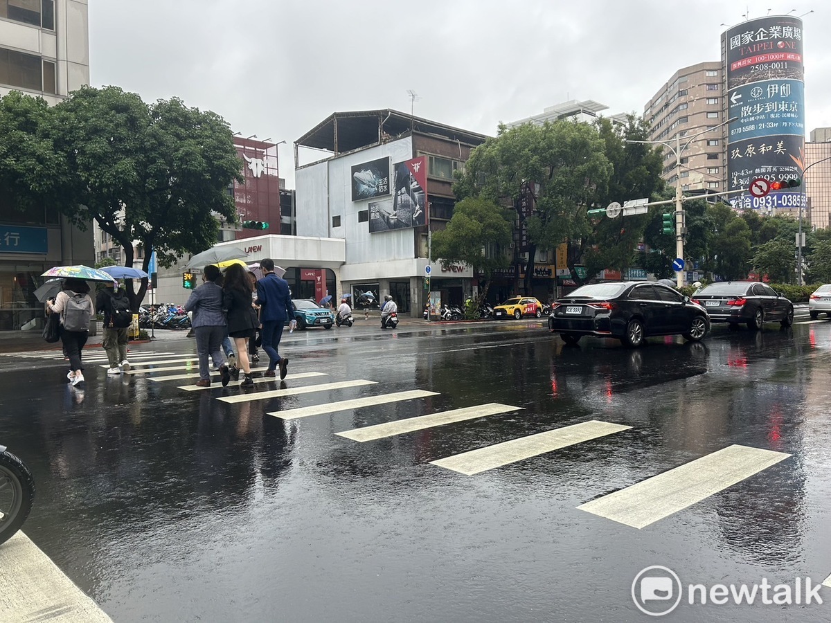 今(8)日鋒面通過及東北季風影響，中部以北及東北部天氣較涼，清晨台灣中南部及東南部地區及澎湖、金門有短暫陣雨或雷雨。 圖：林岑韋／攝(資料照)