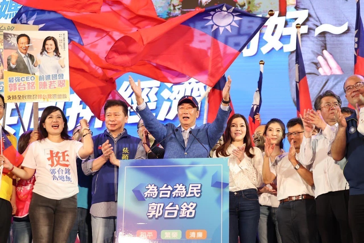 郭台銘今年 5 月晚間在高雄鳳山舉辦人生第一場造勢活動，國民黨立委陳玉珍等人也陪同出席。 圖：郭台銘臉書