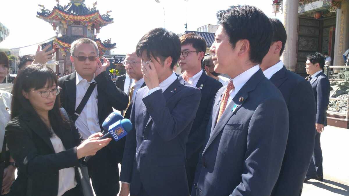 日本參議員佐藤啟因前首相安倍晉三在為他輔選站台時遇刺，他在高雄安倍銅像前情緒激動到一時無法言語。 圖：張吉雄提供