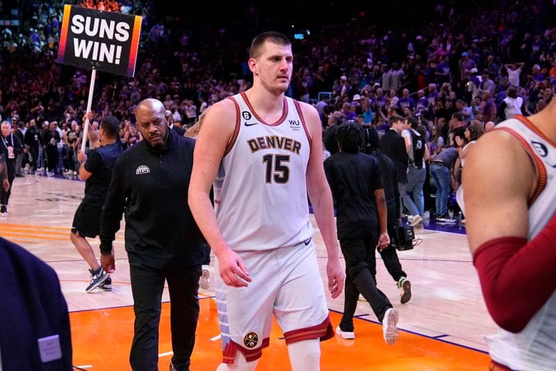 金塊明星中鋒Nikola Jokic在第二節在場邊為了拿回球而和太陽新任老闆Mat Ishbia發生一些小衝突。 圖／美聯社／達志影像