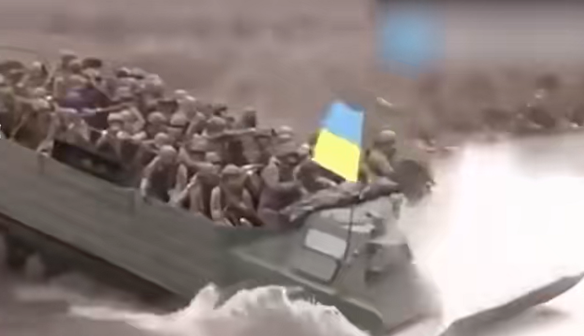 烏克蘭上百名士兵乘運兵車，渡船趕赴前線。 圖 : 翻攝自中國媒體《海客新聞》